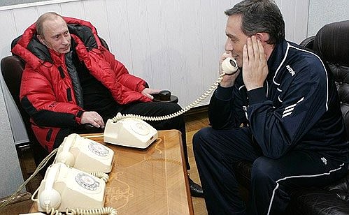 По завершении беседы с Председателем Правительства Италии Романо Проди Владимир Путин передал телефонную трубку тренеру российской женской сборной по волейболу Джованни Капраре.