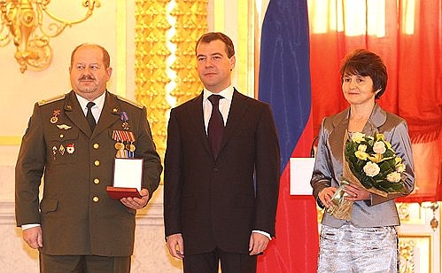 Орденом «Родительская слава» награждены Владимир и Надежда Поповы.