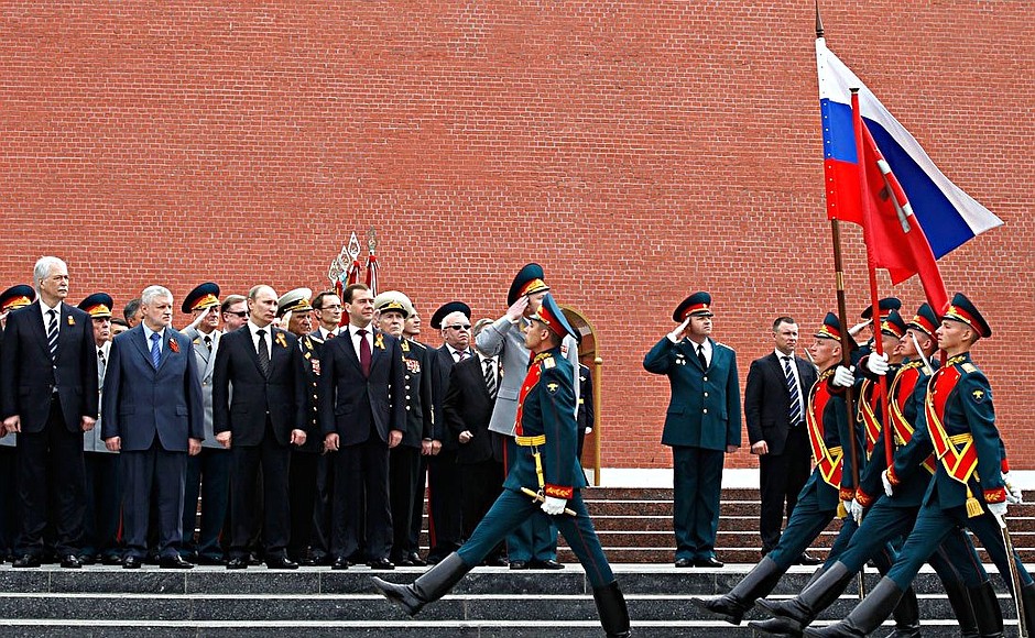 Торжественное прохождение войск Московского гарнизона после церемонии возложения венка к Могиле Неизвестного Солдата.