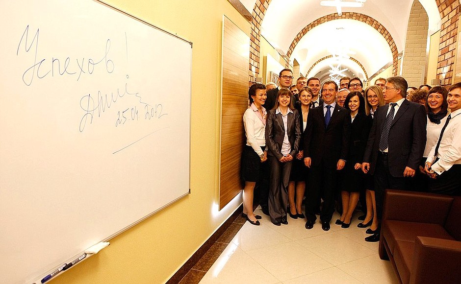 Дмитрий Медведев сделал памятную надпись на лекционной доске в научно-образовательном центре «Фотоника и ИК-техника» в МГТУ имени Н.Э.Баумана.