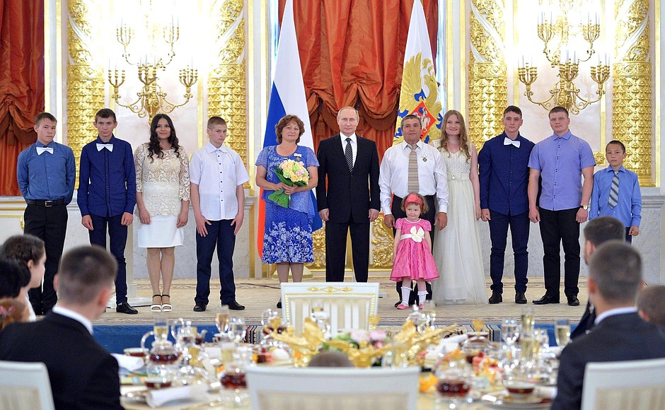 Galiya and Grigory Khudorozhkin from Altai Territory are awarded the Order of Parental Glory.