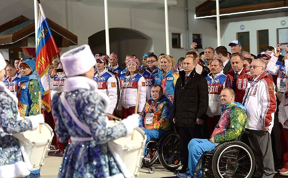 Церемония поднятия флага Российской Федерации в горной Паралимпийской деревне.