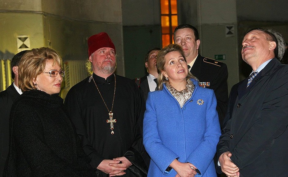 With head of the Board of Trusties to Restore the Naval Cathedral and Deputy Head of the Presidential Executive Office Alexander Beglov, archpriest Svyatoslav, the Father Superior of the Naval Cathedral and Governor of St Petersburg Valentina Matviyenko.
