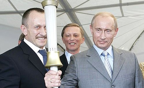 Klimov General Director Aleksandr Vatagin (on the left) gave Vladimir Putin a flare that the factory had produced specially for the 1980 Moscow Summer Olympics on behalf of the firm\'s employees.