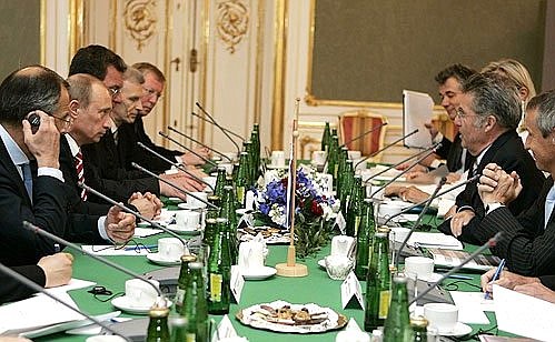 Российско-австрийские переговоры в расширенном составе.