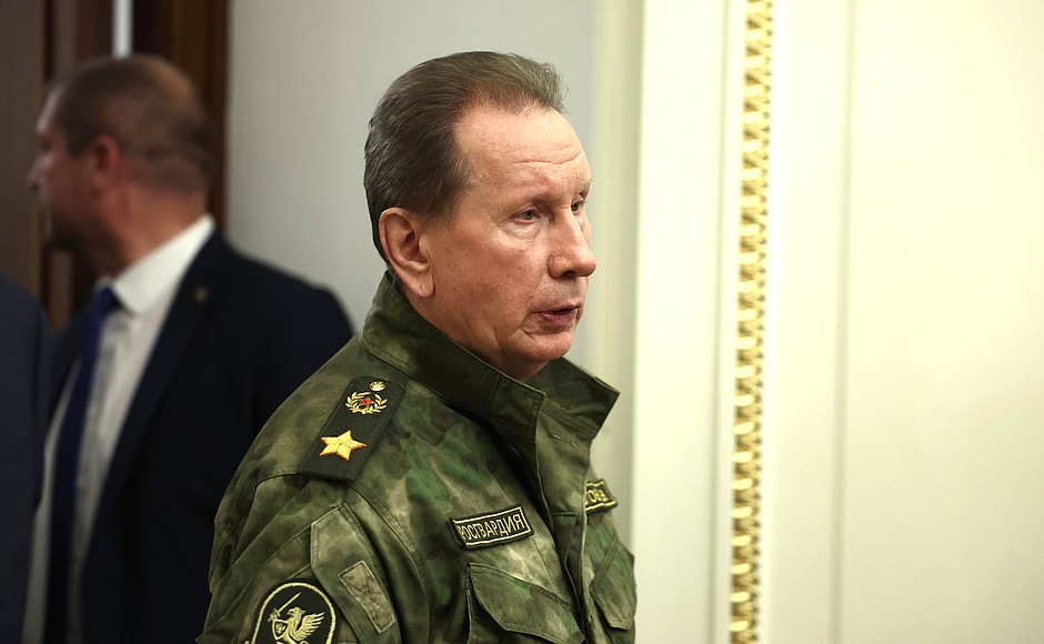 Директор Федеральной службы войск национальной гвардии Виктор Золотов перед началом совещания с участием руководителей силовых ведомств.