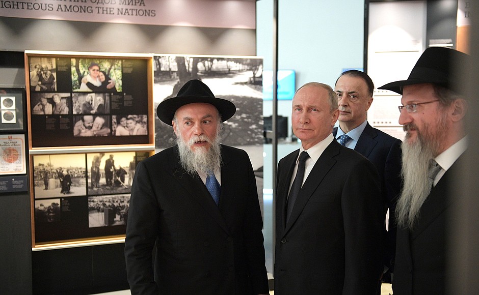 With President of the Federation of Jewish Communities Alexander Boroda (left) and Chief Rabbi of Russia Berel Lazar at the exhibition He Who Saves a Single Life, Saves an Entire Universe. Righteous Among the Nations and Their Stories.