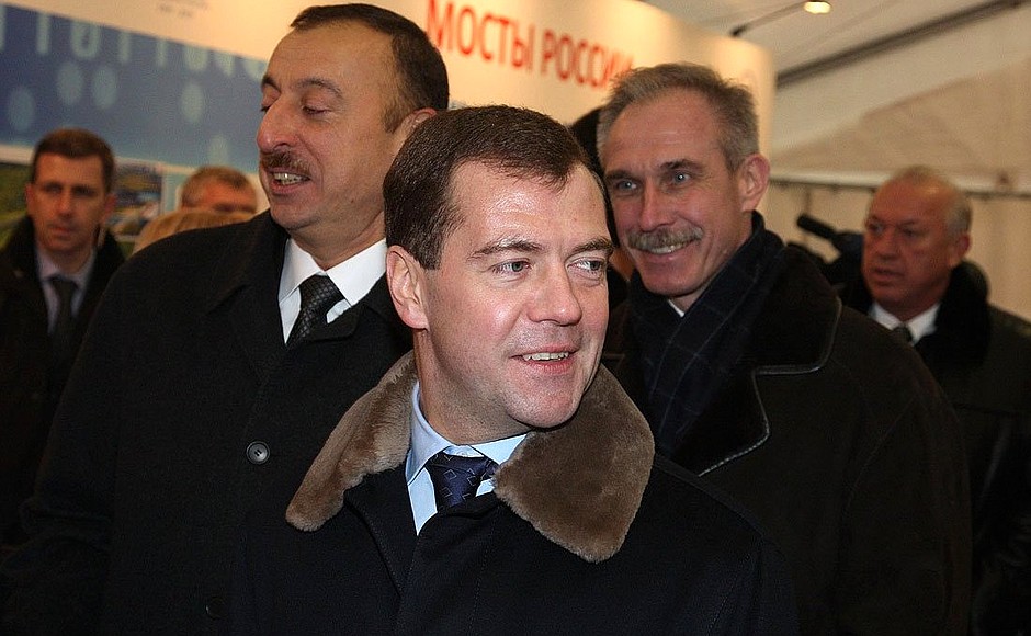 На выставке передовых транспортных технологий. С Президентом Азербайджана Ильхамом Алиевым и губернатором Ульяновской области Сергеем Морозовым (справа).