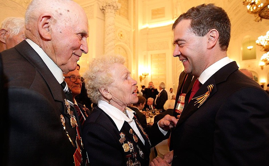С ветеранами на торжественном приёме по случаю 65-летия Победы в Великой Отечественной войне.