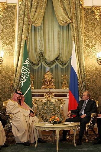 С наследным принцем, заместителем Председателя Совета Министров, Министра обороны и авиации Королевства Саудовская Аравия Султаном ибн Абделем Азизом аль-Саудом.