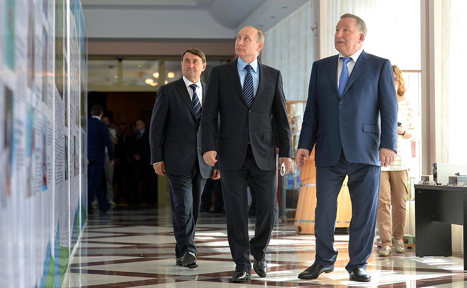 Before the State Council Presidium meeting, Vladimir Putin inspected development plans for a new resort, Belokurikha-2. With Altai Territory Governor Alexander Karlin (left) and Presidential Aide Igor Levitin.