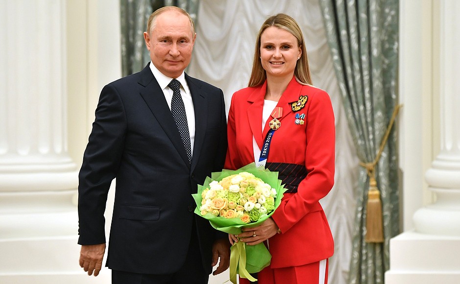 The ceremony for presenting state awards to the winners of the XXXII Olympics in Tokyo. Champion of the XXXII Olympics in the synchronised swimming team event Alexandra Patskevich is presented with the Order of Alexander Nevsky.