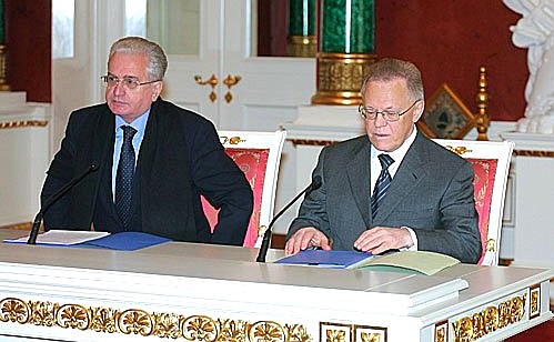 Announcing the winners of the Russian Federation National Awards for 2006.