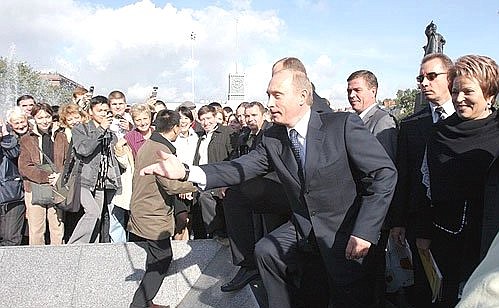 Осматривая фонтанный комплекс, Владимир Путин бросил несколько монет в один из фонтанов.