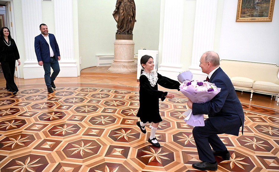 Vladimir Putin met in the Kremlin with eight-year-old Raisat Akipova and her family from the Republic of Daghestan.