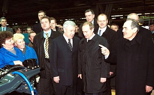 С Президентом Татарстана Минтимером Шаймиевым (справа) во время посещения Камского автомобильного завода.
