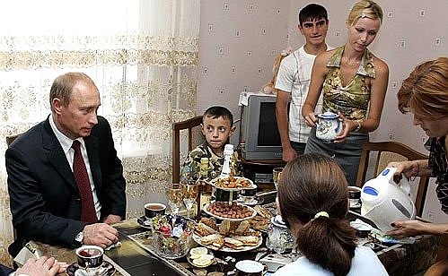 Во время посещения пограничной заставы Джепель Владимир Путин зашел в гости в одну из семей пограничников, которая живет в новом доме, построенном на территории заставы.