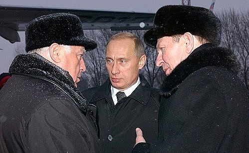 President Putin with Ukrainian President Leonid Kuchma, right, and Viktor Chernomyrdin, the Russian ambassador to Ukraine, at Borispol airport.