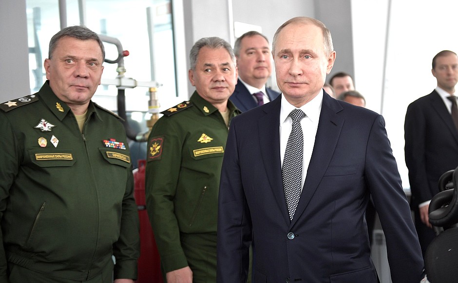 With Deputy Defence Minister Yury Borisov (left), Defence Minister Sergei Shoigu and Deputy Prime Minister Dmitry Rogozin at the Gorbunov Aviation Factory in Kazan.