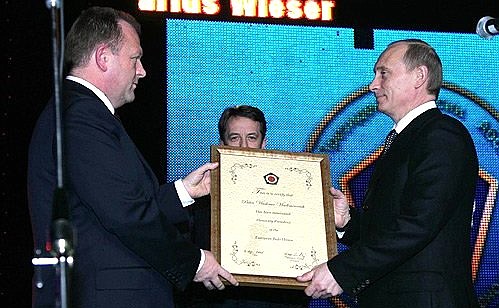 The President of the European Judo Union, Marius Vizer, giving Vladimir Putin a certificate conferring him the title of honorary President of the European Judo Union.