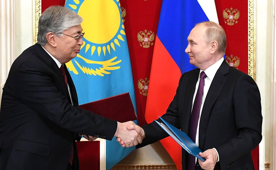 Владимир Путин и Президент Республики Казахстан Касым-Жомарт Токаев подписали Декларацию по случаю 30-летия установления дипломатических отношений между Российской Федерацией и Республикой Казахстан.