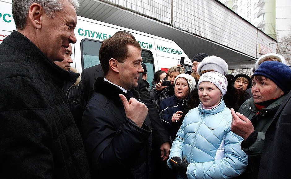Talking with local residents after visiting the Stroginsky Employment Centre in Moscow’s Northwest Administrative District. On the left: Moscow Mayor Sergei Sobyanin.