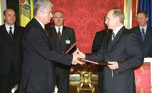 President Putin with Moldovan President Vladimir Voronin signing a bilateral treaty on friendship and cooperation.