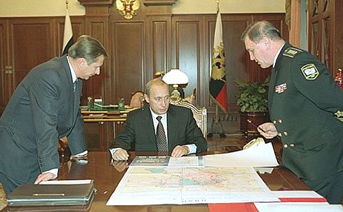 С Министром обороны Сергеем Ивановым и командующим Военно-Морским Флотом Владимиром Куроедовым.
