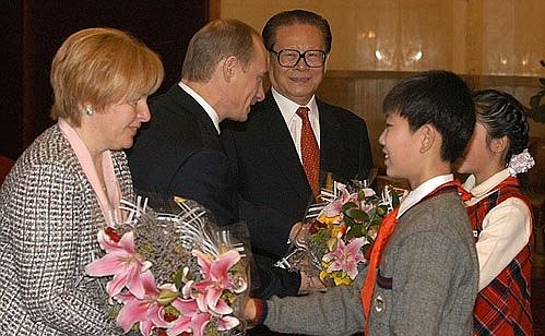 С Людмилой Путиной и Председателем КНР Цзян Цзэминем во время церемонии встречи в Доме народных собраний.