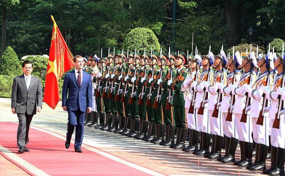 С Президентом Вьетнама Нгуен Минь Чиетом во время официальной церемонии встречи.