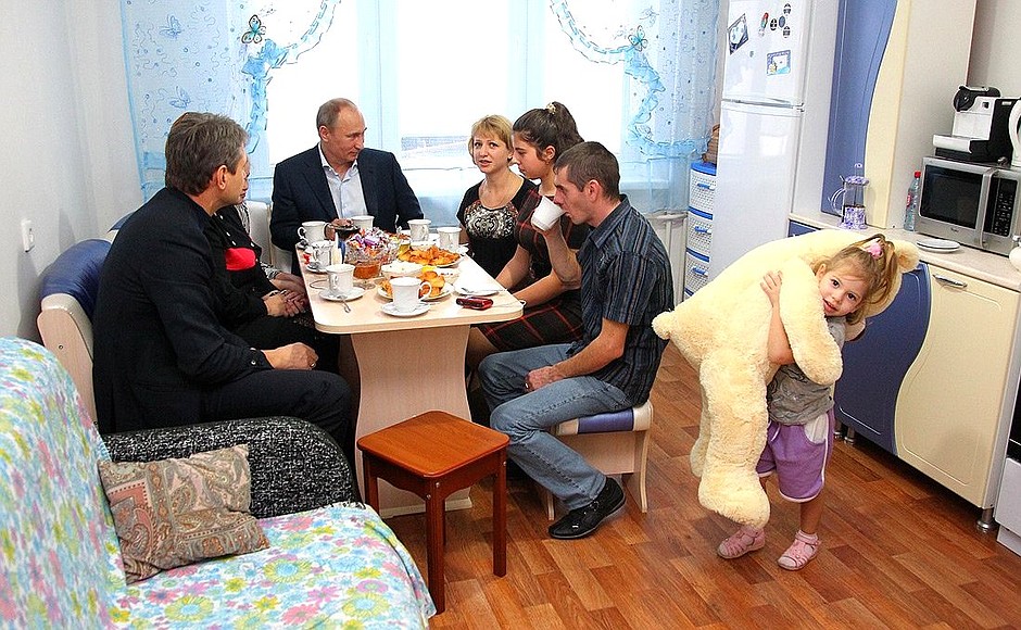 Владимир Путин побывал в гостях у Александра и Армине Загурских, получивших квартиру в новом микрорайоне Крымска – «Надежда».