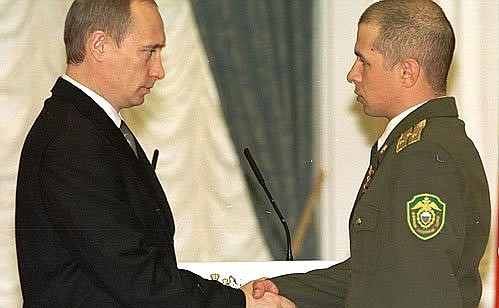 President Putin presenting the Star of Hero of Russia to Senior Lieutenant Ruslan Kokshin at an awards ceremony.