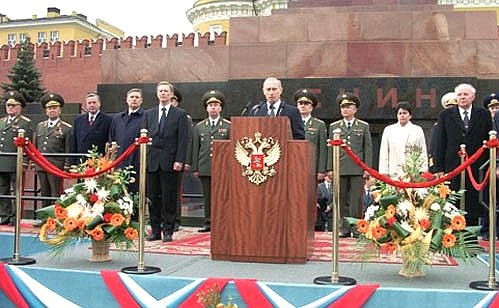 MOSCOW. President Putin addressing participants in the military parade dedicated to the 56th anniversary of the Soviet Victory in the Second World War.