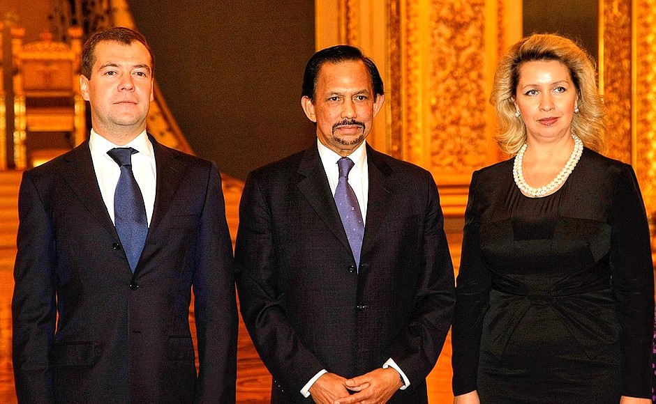 Перед началом официального приёма в честь Султана государства Бруней-Даруссалам Хассанала Болкиаха. Справа – супруга Президента России Светлана Медведева.