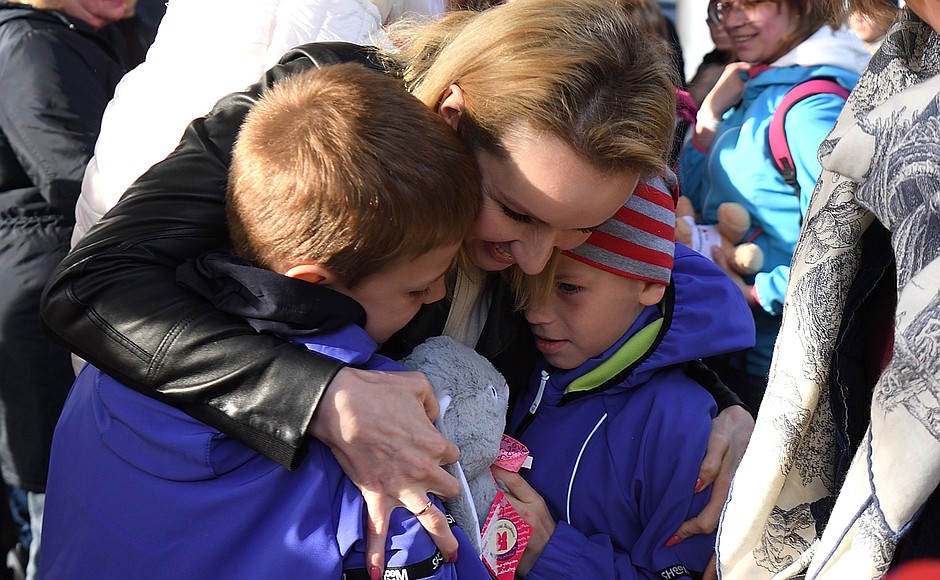 При содействии Уполномоченного при Президенте по правам ребёнка Марии Львовой-Беловой дети-сироты из Донбасса устроены в российские семьи под временную опеку.