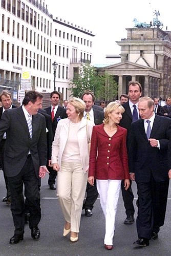 Владимир и Людмила Путины и Герхард Шредер с супругой Дорис Шредер-Кепф во время прогулки по городу.