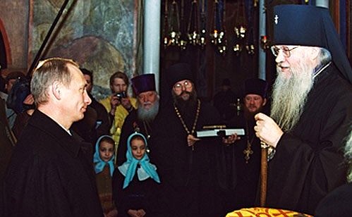 С архиепископом Владимирским и Суздальским Евлогием в Успенском кафедральном соборе.