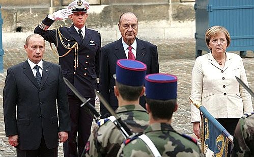 С Федеральным канцлером Германии Ангелой Меркель и Президентом Франции Жаком Шираком перед началом трехсторонних переговоров.
