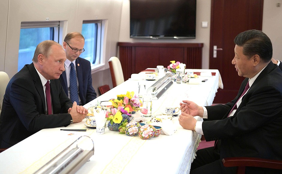 Владимир Путин и Председатель КНР Си Цзиньпин во время поездки на скоростном электропоезде.