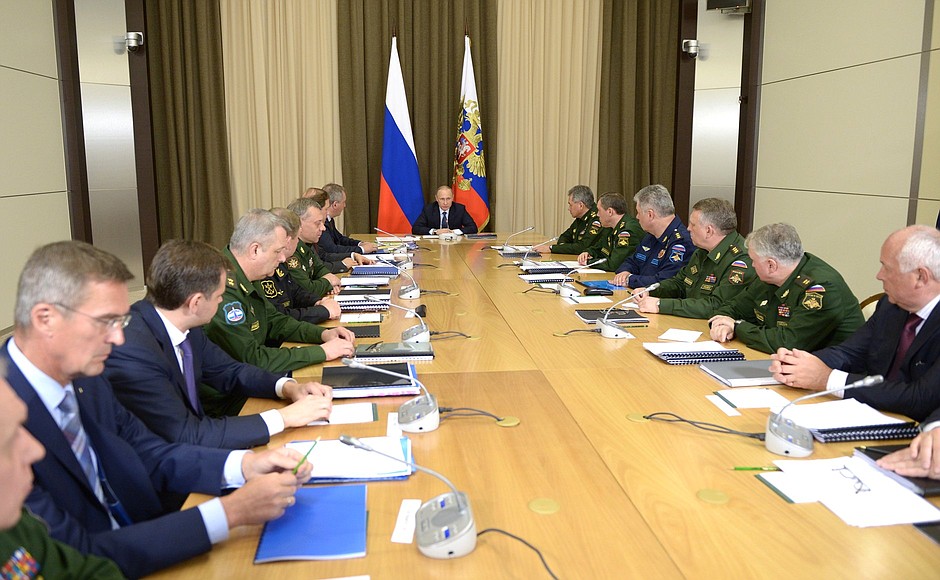 Совещание с руководством Министерства обороны и представителями военно-промышленного комплекса.