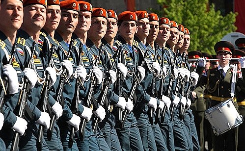 Военный парад в честь 64-й годовщины Победы в Великой Отечественной войне.