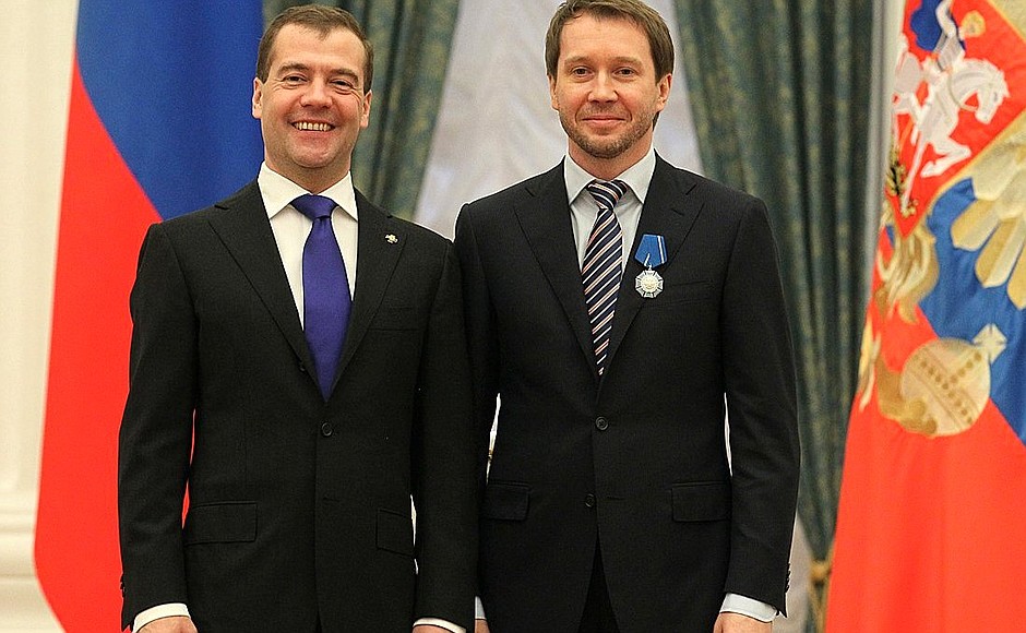 Dmitry Medvedev presents the Order of Honour to Evgeny Mironov, artistic director of Moscow’s National Theatre of Nations.