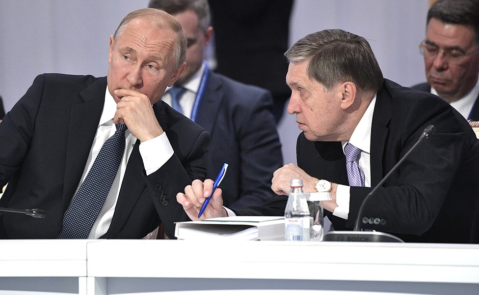 На заседании Высшего Евразийского экономического совета в расширенном составе. С помощником Президента Юрием Ушаковым.