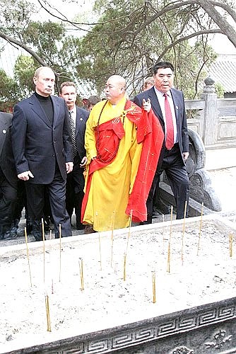 Посещение монастыря Шаолинь. С настоятелем монастыря Ши Юнсинем.