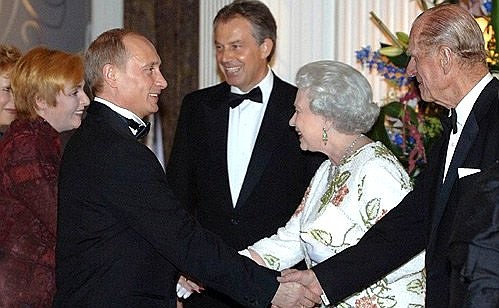 Vladimir and Lyudmila Putin, British Prime Minister Tony Blair, Queen Elizabeth II and Prince Philip, Duke of Edinburgh, before the start of a dinner given by the Queen in honour of the heads of state and government of the G8 countries.