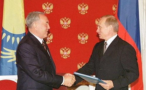 President Putin with Kazakhstan\'s President Nursultan Nazarbayev at the signing of the protocol to the agreement between the two countries on the demarcation of the seabed in the northern part of the Caspian.