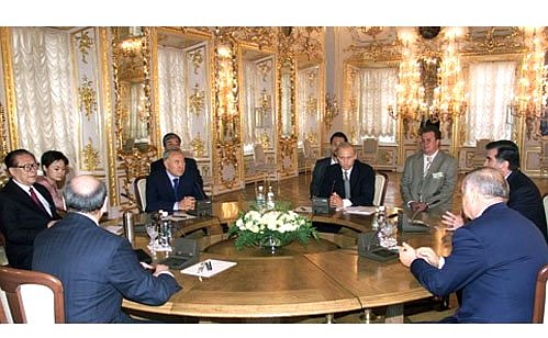 A closed meeting at Petrodvorets (Peter\'s Palace) at the Shanghai Cooperation Organisation (SCO) summit.