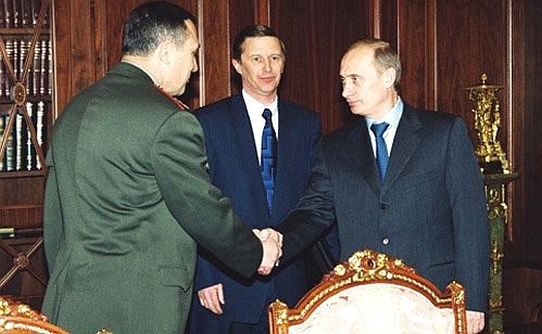 С Министром обороны Сергеем Ивановым (в центре) и начальником Генерального штаба Вооруженных Сил Анатолием Квашниным.