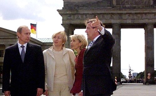 Владимир и Людмила Путины и Герхард Шредер с супругой Дорис Шредер-Кепф во время прогулки по городу. У Бранденбургских ворот.