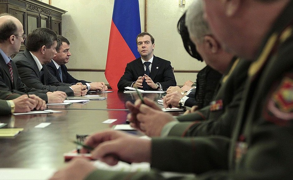 Meeting with senior Defence Ministry officials and military district commanders.